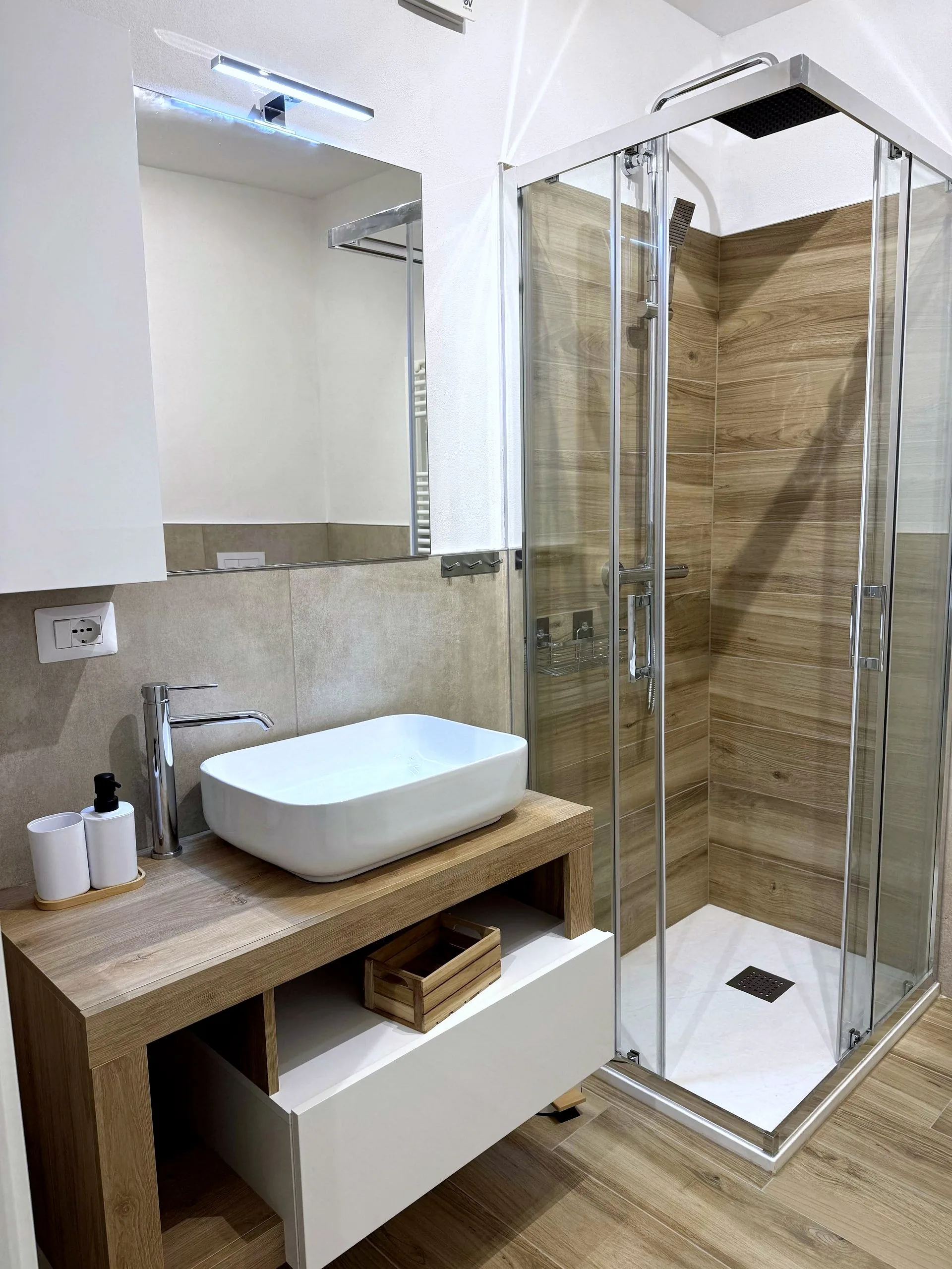 Bagno moderno con doccia