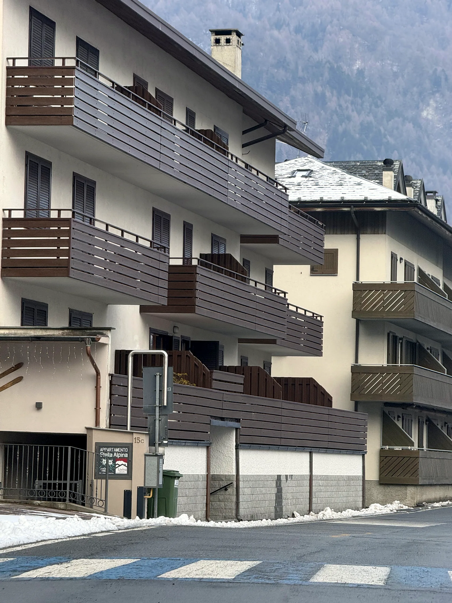Esterno del palazzo Dolce Vetta Valmalenco con vista montagne