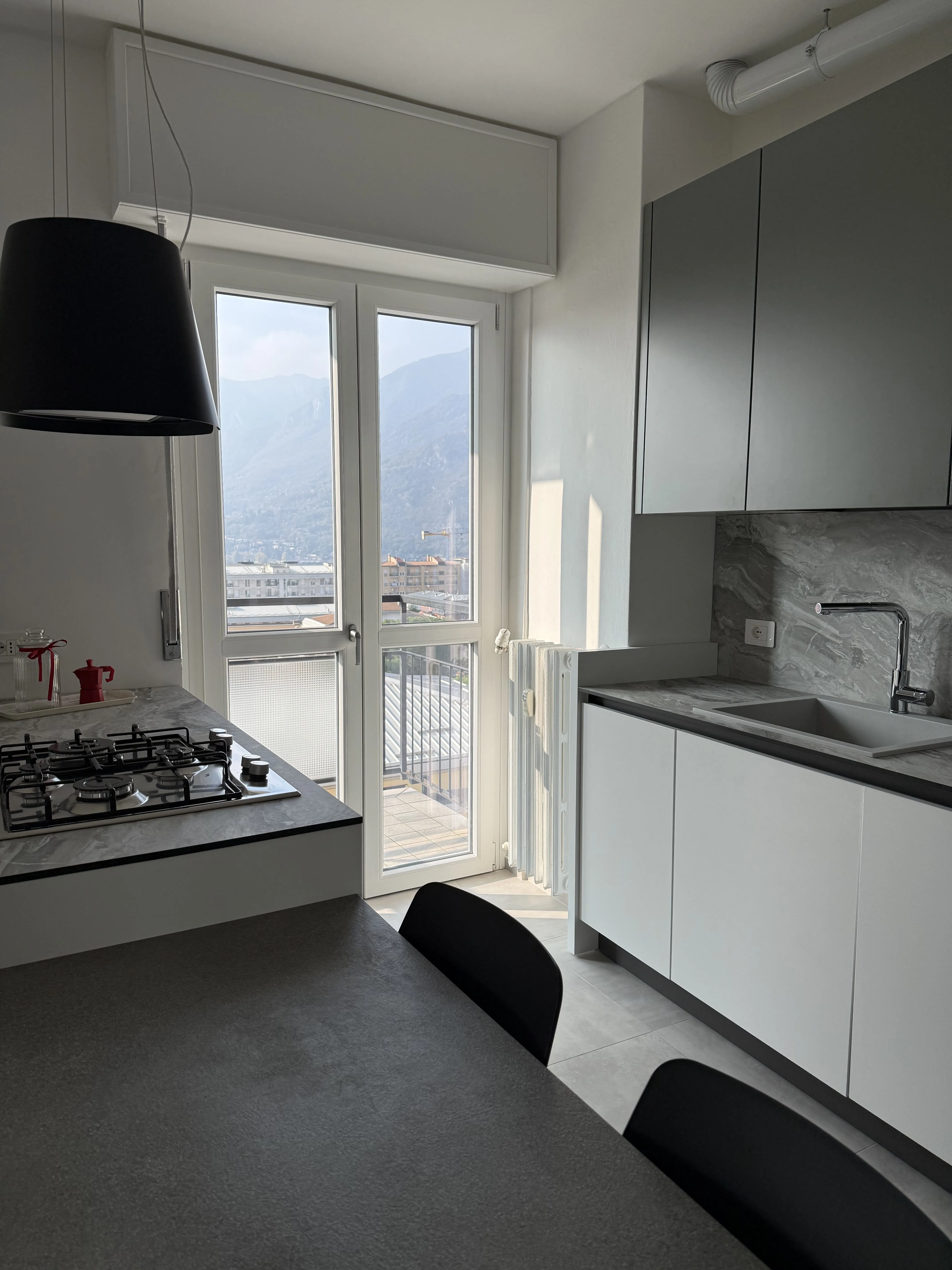 Cucina con affaccio sui monti